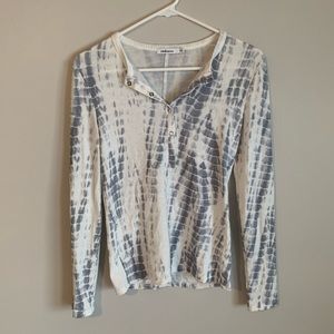 RED HAUTE Tie Dye Henley (XS, White/gray)